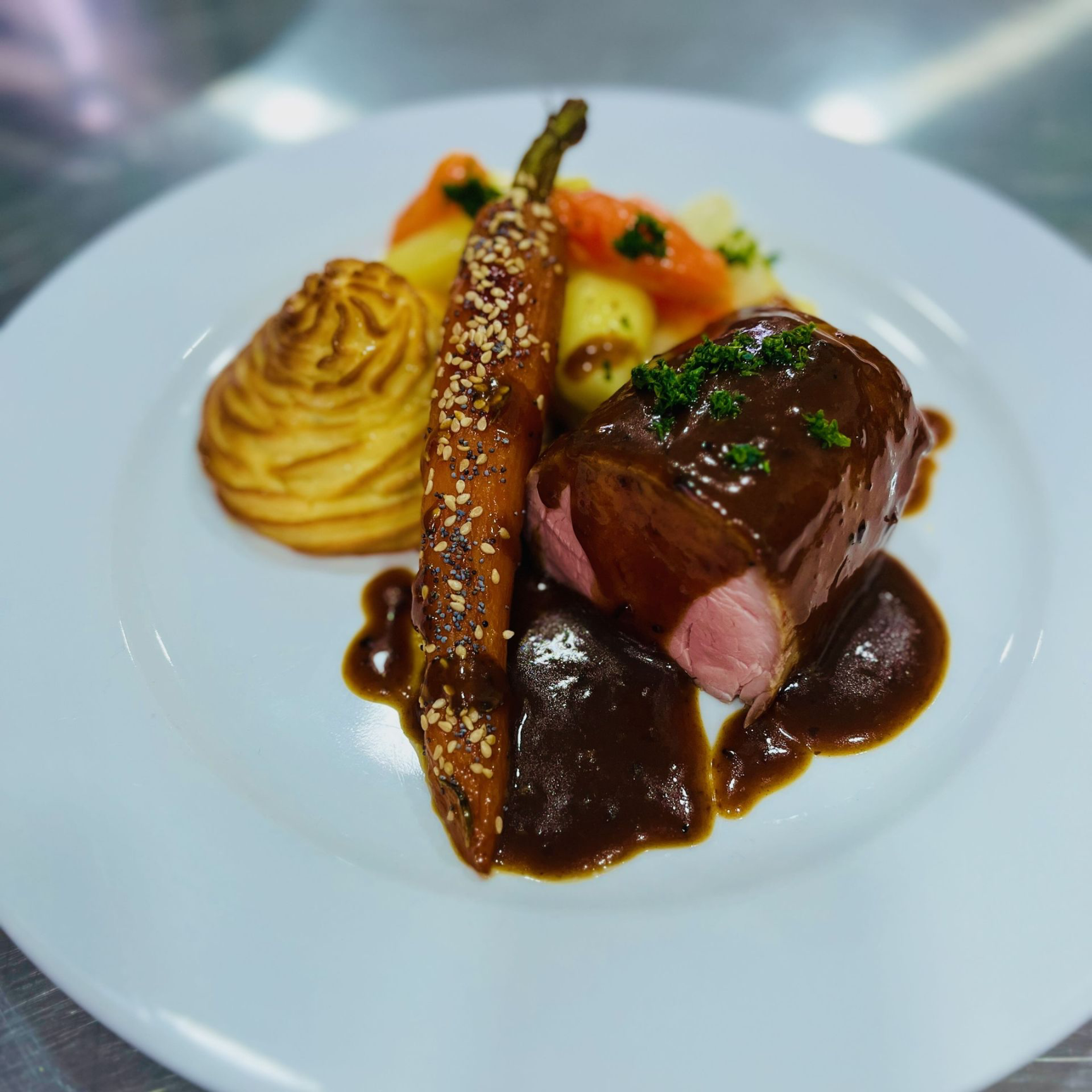 Quasi de veau, jus parfumé à la truffe, carotte rôtie et pomme duchesse Quasi de veau, jus parfumé à la truffe, carotte rôtie et pomme duchesse